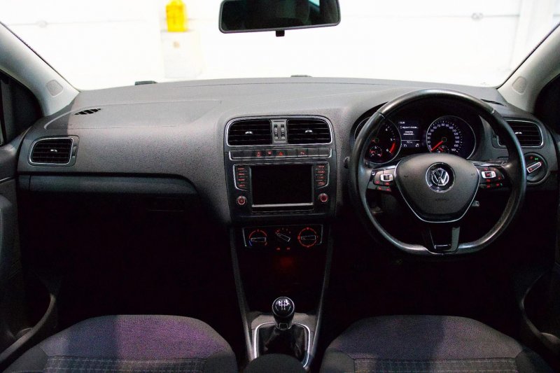 VOLKSWAGEN POLO