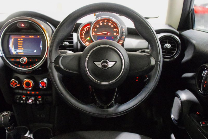 MINI HATCH