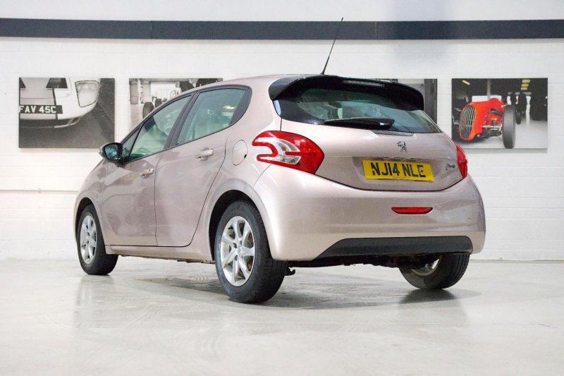 PEUGEOT 208