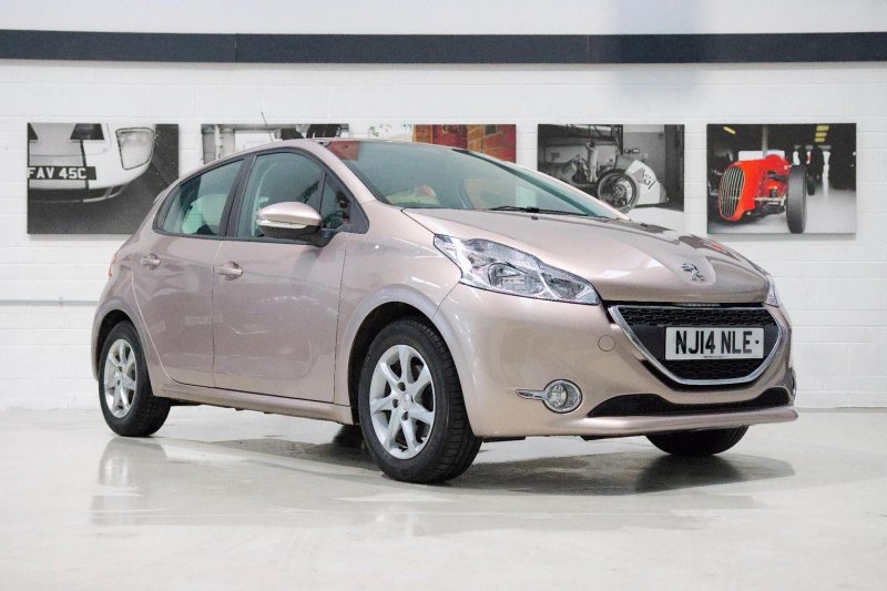 PEUGEOT 208