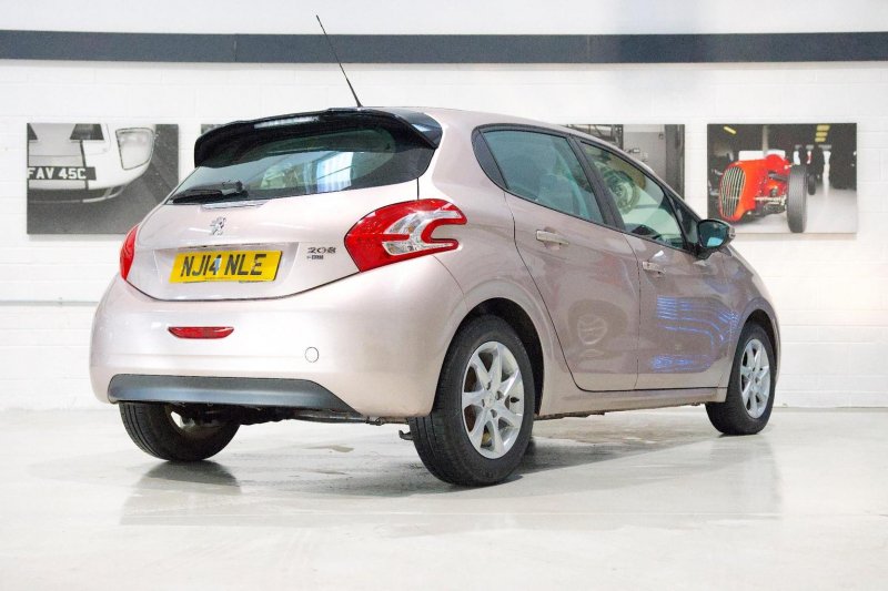 PEUGEOT 208