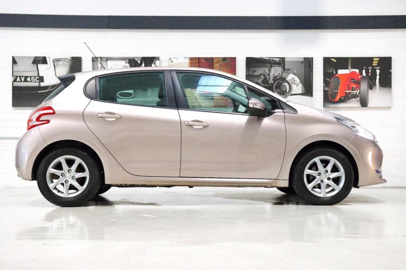 PEUGEOT 208