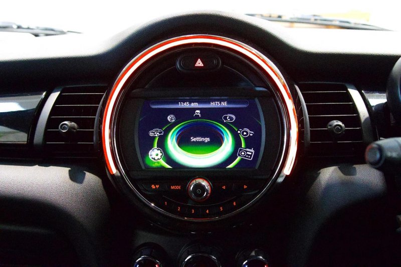 MINI HATCH