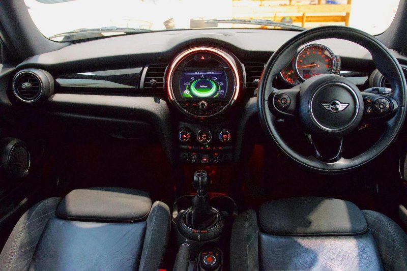 MINI HATCH