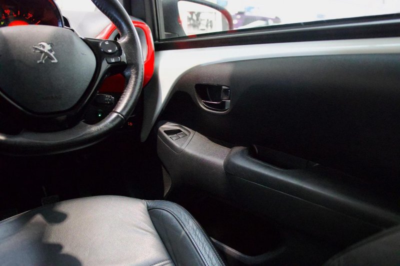 PEUGEOT 108