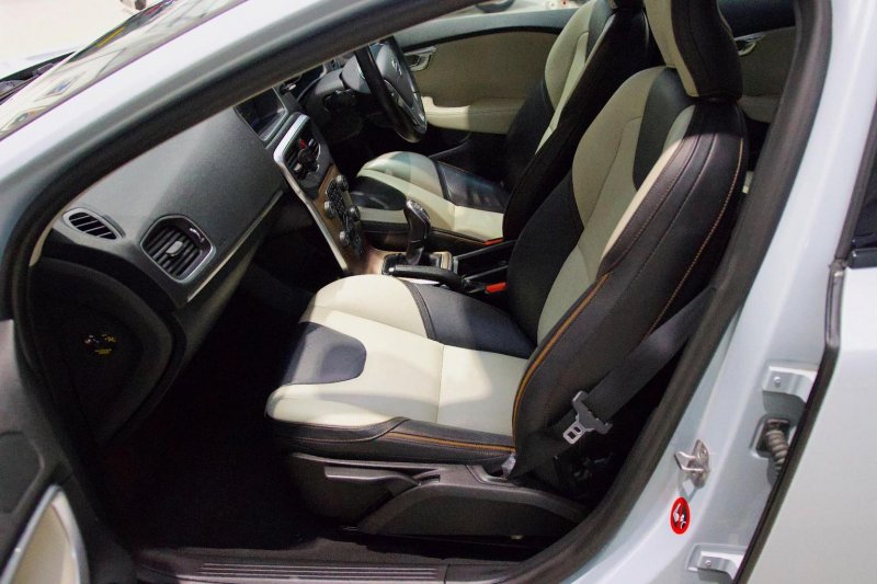 VOLVO V40 CROSS COUNTRY