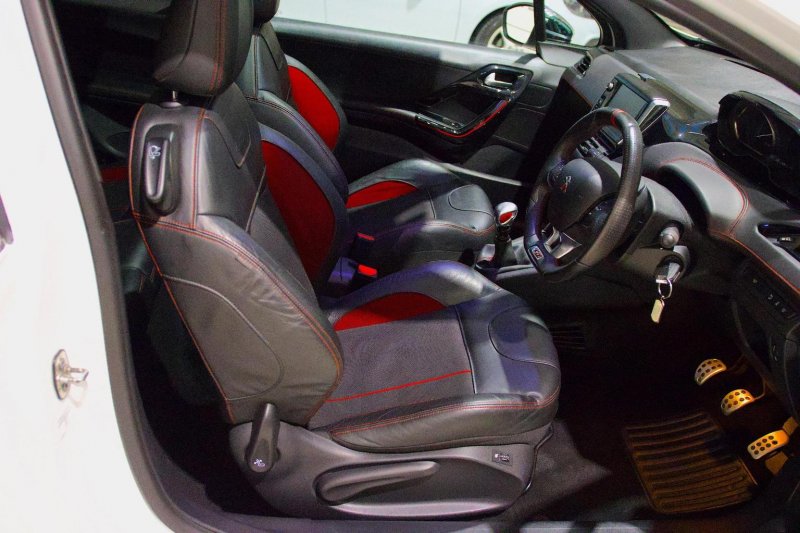PEUGEOT 208