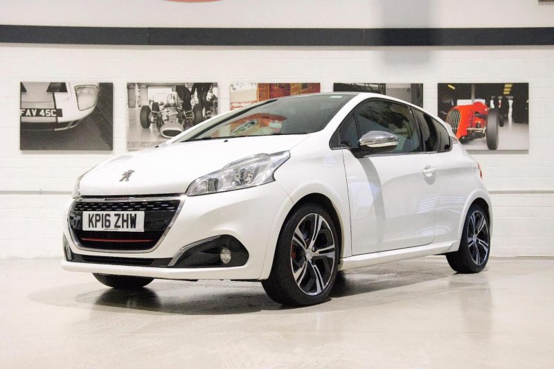 PEUGEOT 208