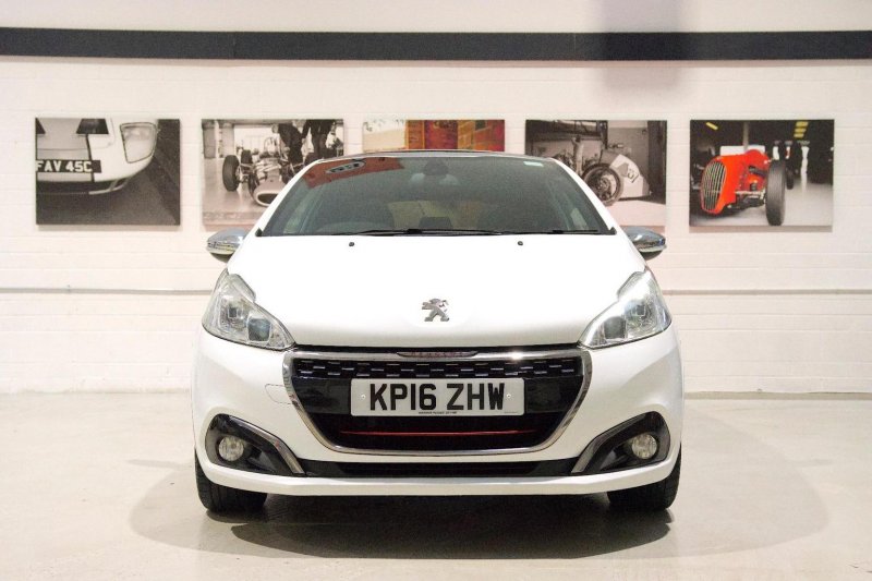PEUGEOT 208